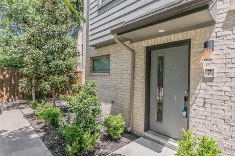 5901 Ross Avenue #7