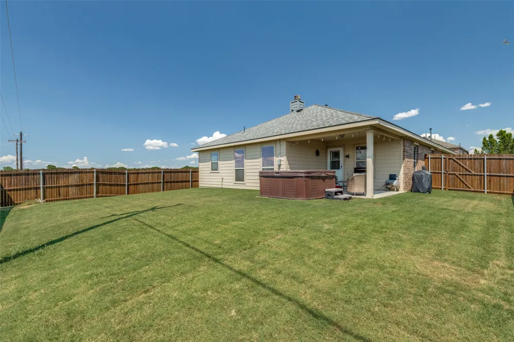 1412 St Johns Drive Van Alstyne, TX 75495