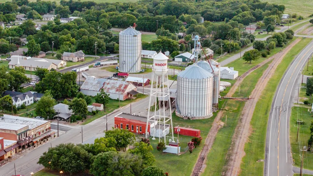914 Main St/Wall/CR3220 Windom, TX 75492