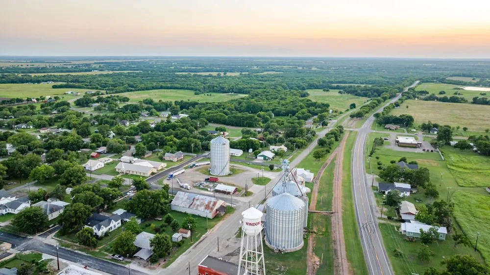 914 Main St/Wall/CR3220 Windom, TX 75492