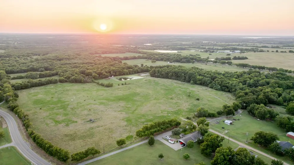914 Main St/Wall/CR3220 Windom, TX 75492