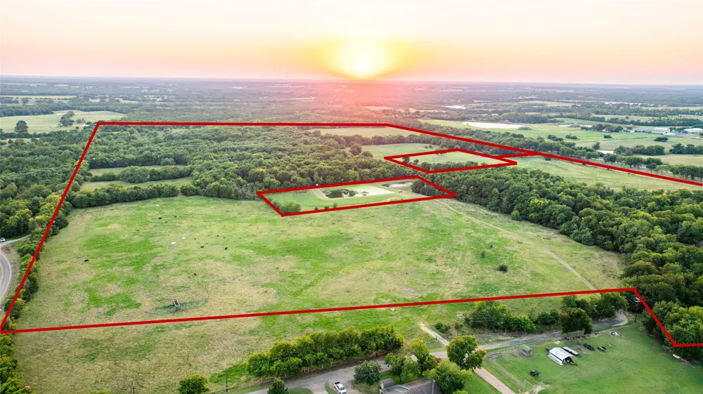 914 Main St/Wall/CR3220 Windom, TX 75492