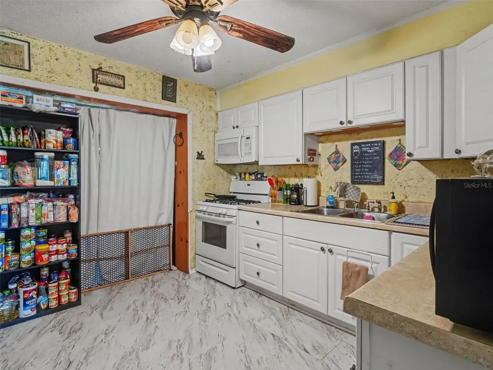 3090 11TH AVENUE E Bradenton, FL 34208