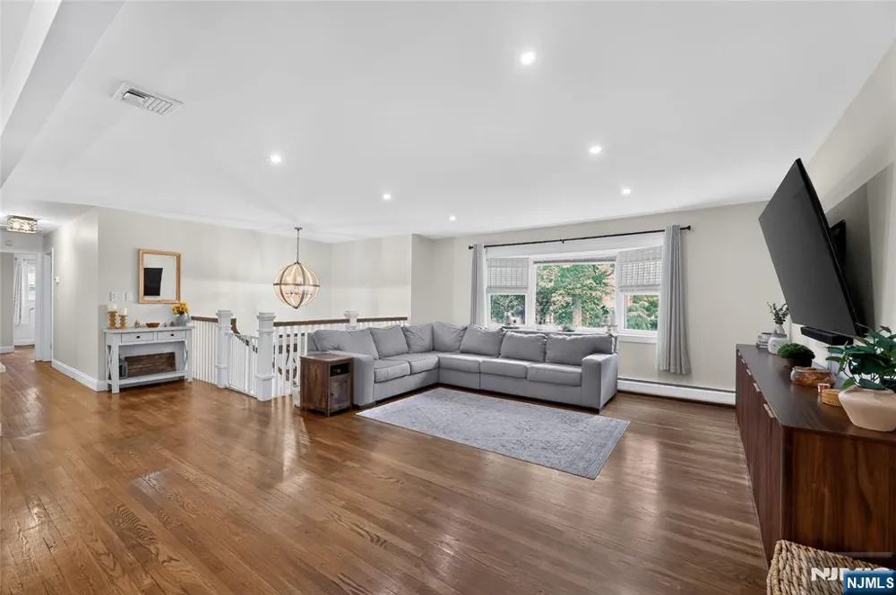 20 Arnold Drive Par-Troy Hills, NJ 07054