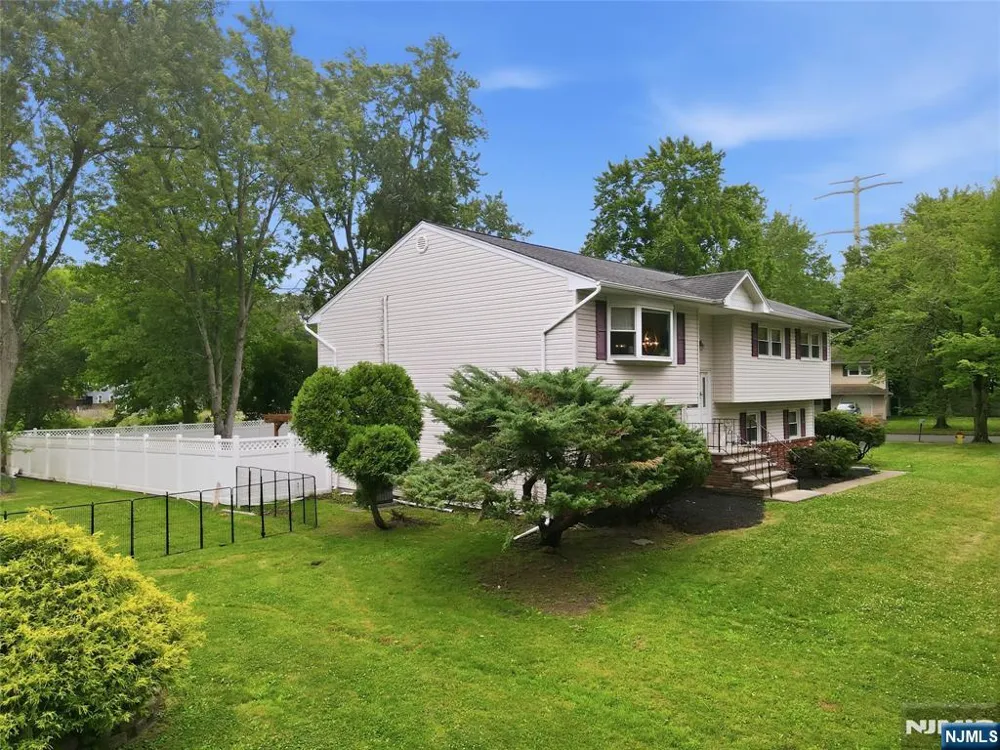 20 Arnold Drive Par-Troy Hills, NJ 07054