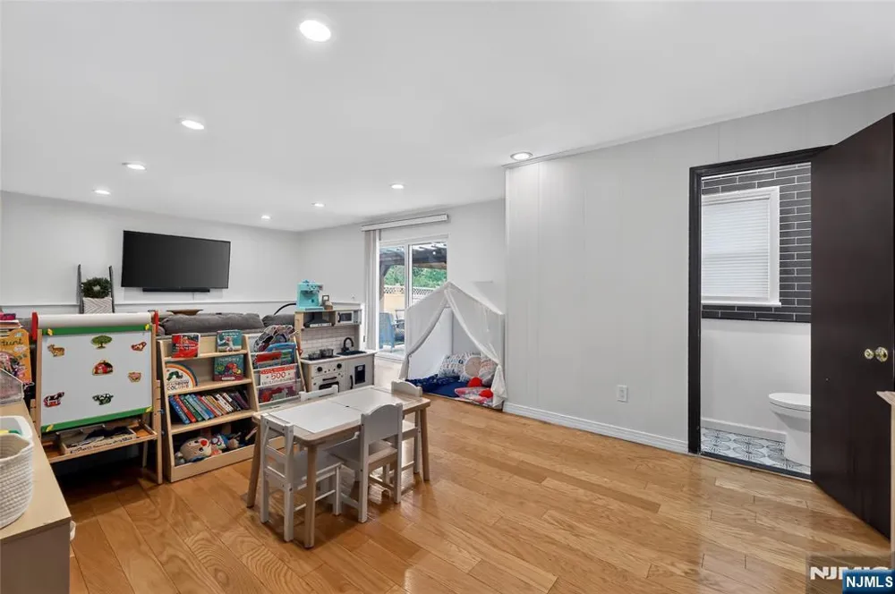 20 Arnold Drive Par-Troy Hills, NJ 07054