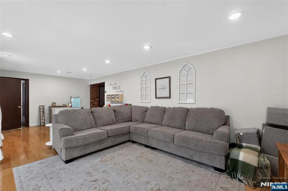 20 Arnold Drive Par-Troy Hills, NJ 07054