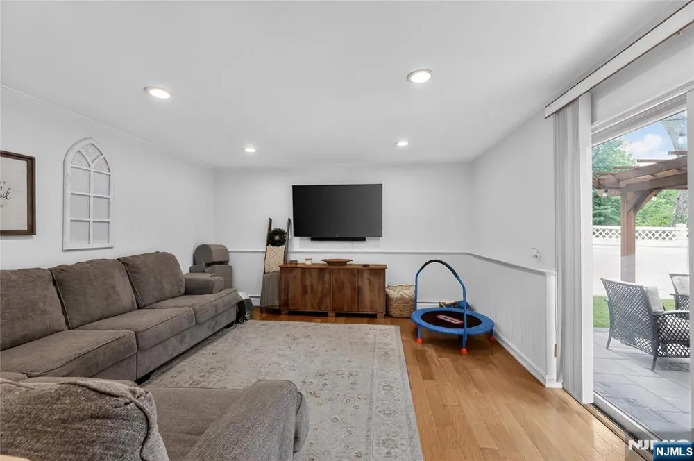 20 Arnold Drive Par-Troy Hills, NJ 07054