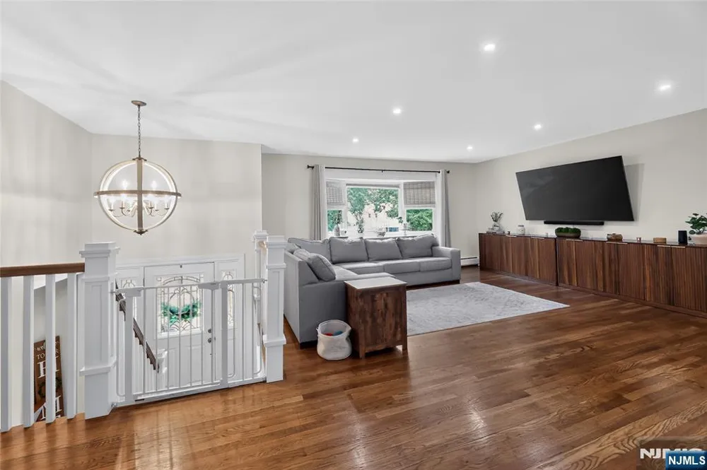 20 Arnold Drive Par-Troy Hills, NJ 07054