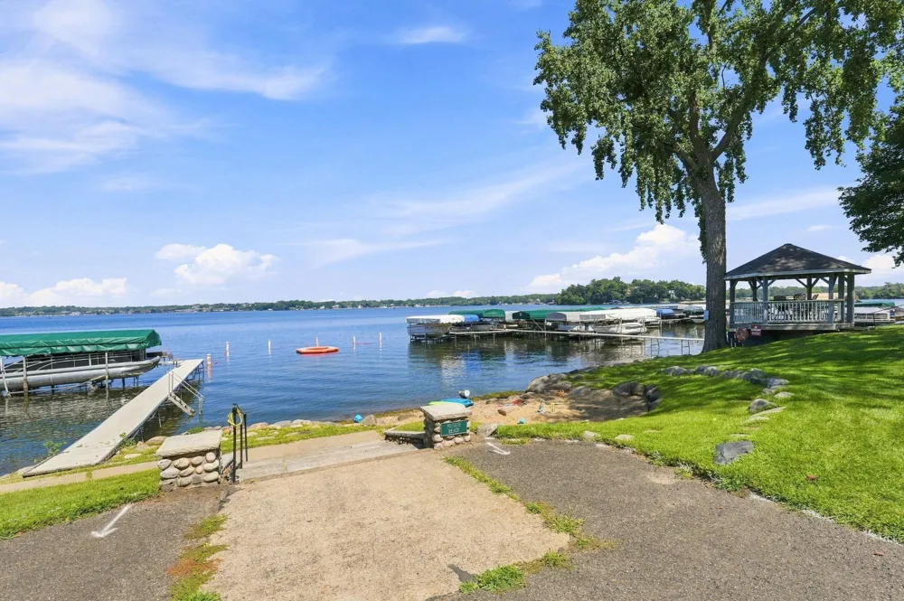 2800 Center Road Wayzata, MN 55391
