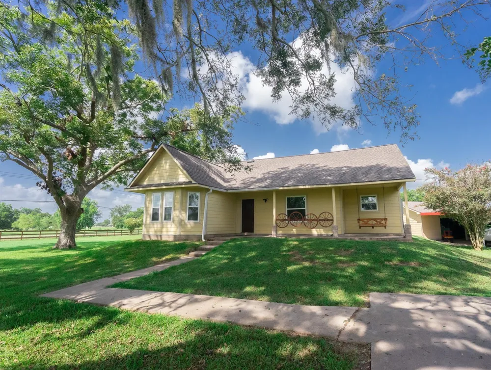 720 Winchester Trail Angleton, TX 77515