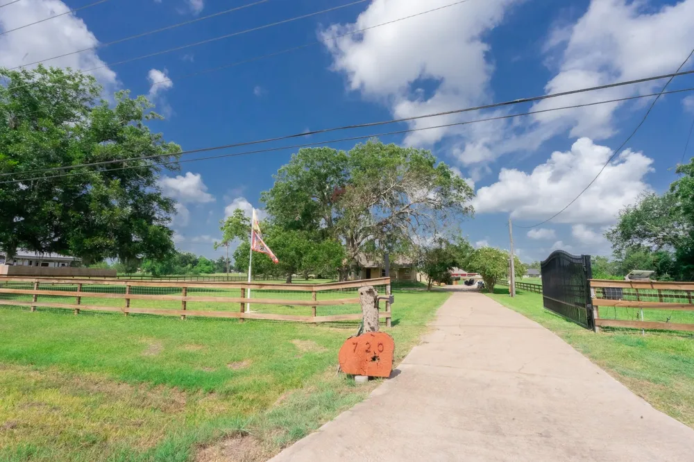 720 Winchester Trail Angleton, TX 77515