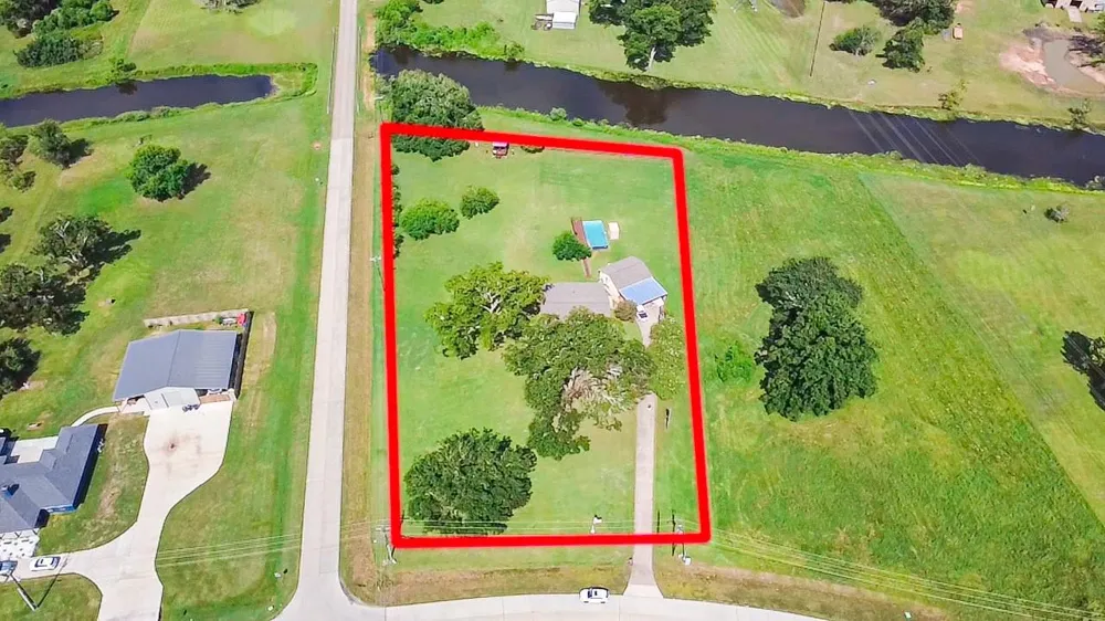 720 Winchester Trail Angleton, TX 77515