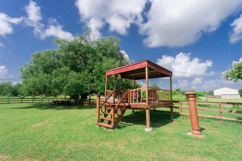 720 Winchester Trail Angleton, TX 77515