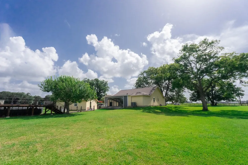 720 Winchester Trail Angleton, TX 77515