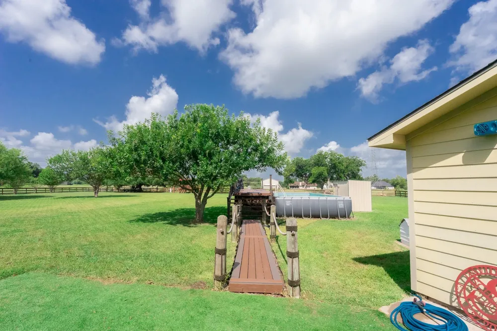 720 Winchester Trail Angleton, TX 77515