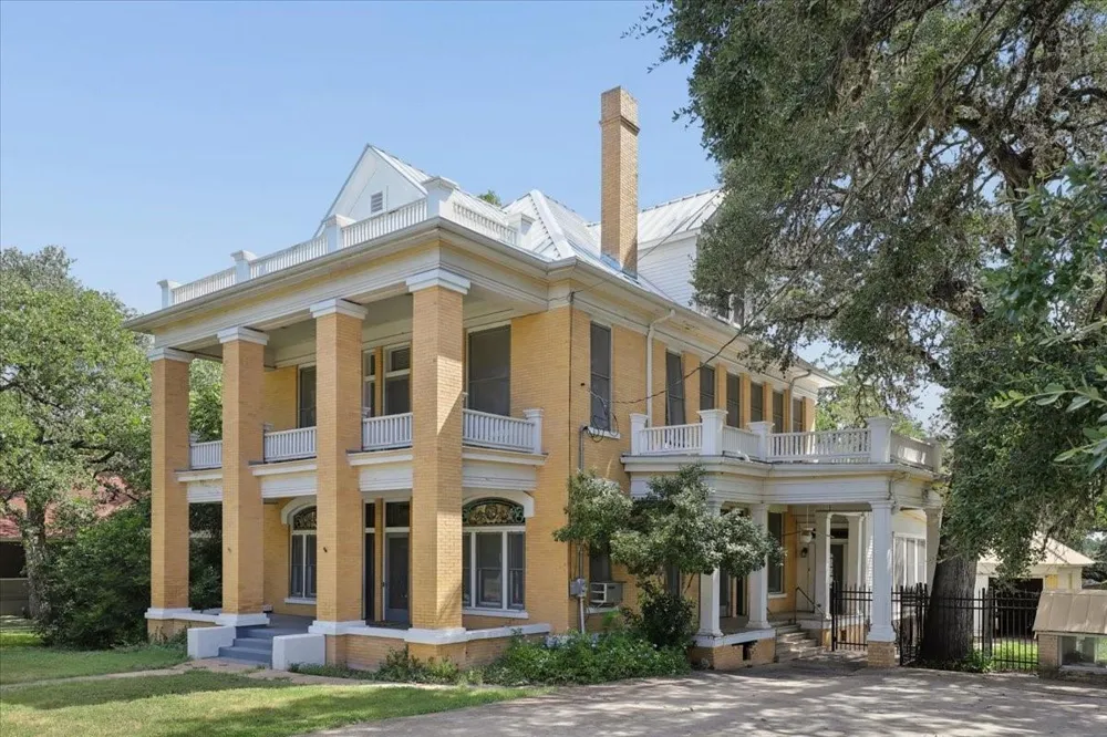 504 S Main Street Lockhart, TX 78644