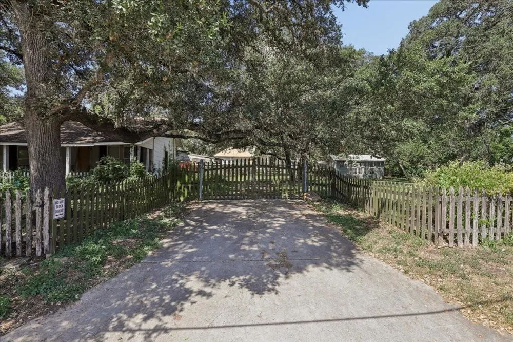 504 S Main Street Lockhart, TX 78644