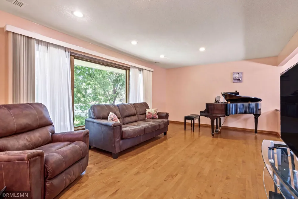 4738 Decatur Place New Hope, MN 55428