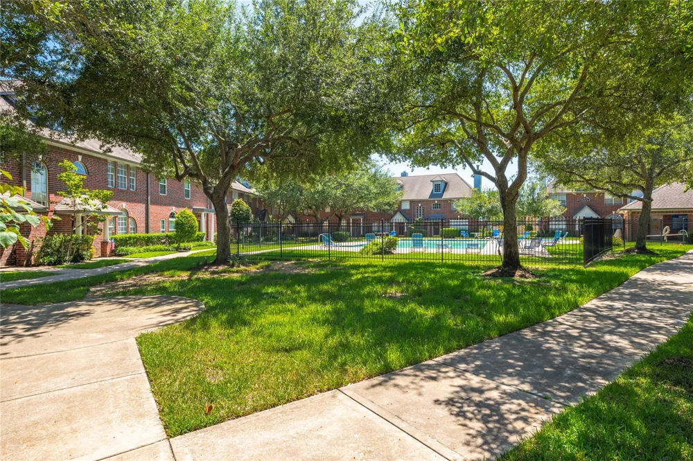 1287 El Camino Village Drive Webster, TX 77058