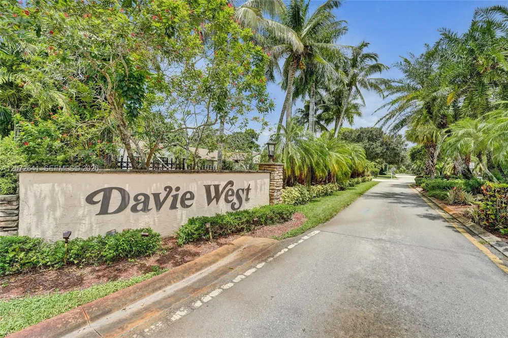 10880 SW 25th St Davie, FL 33324