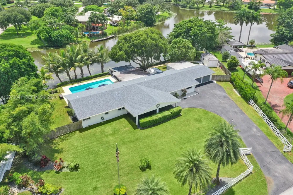10880 SW 25th St Davie, FL 33324