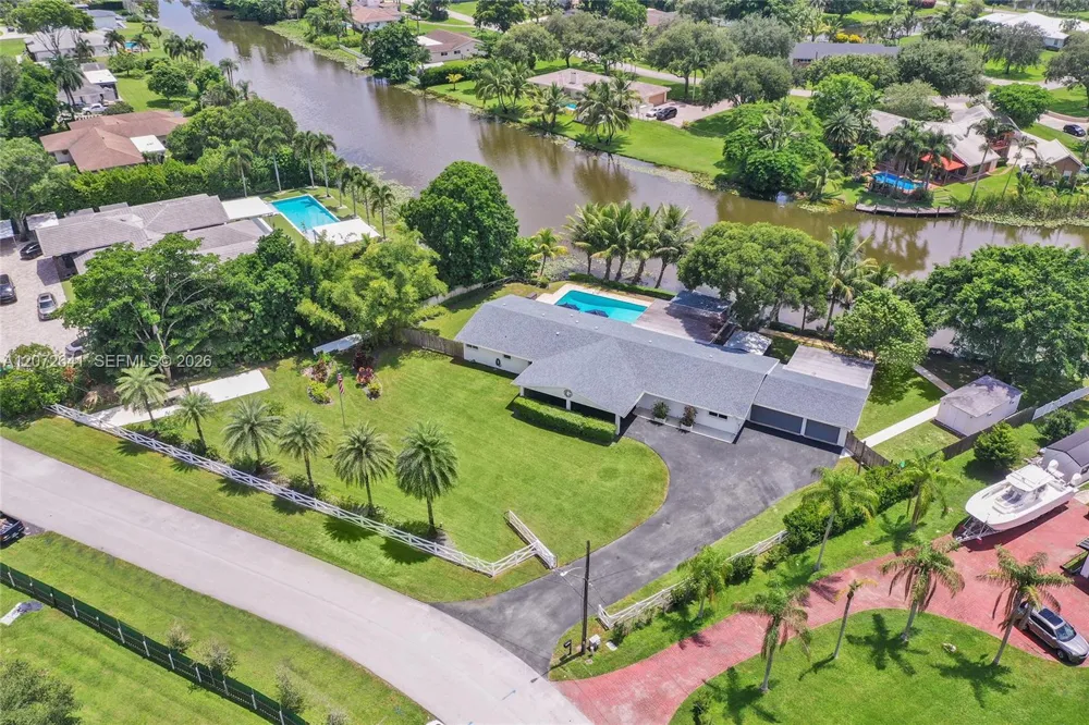 10880 SW 25th St Davie, FL 33324