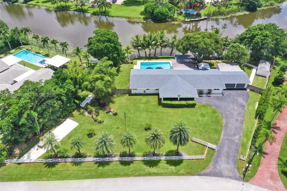 10880 SW 25th St Davie, FL 33324