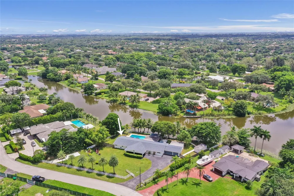 10880 SW 25th St Davie, FL 33324