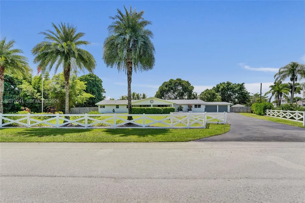10880 SW 25th St Davie, FL 33324