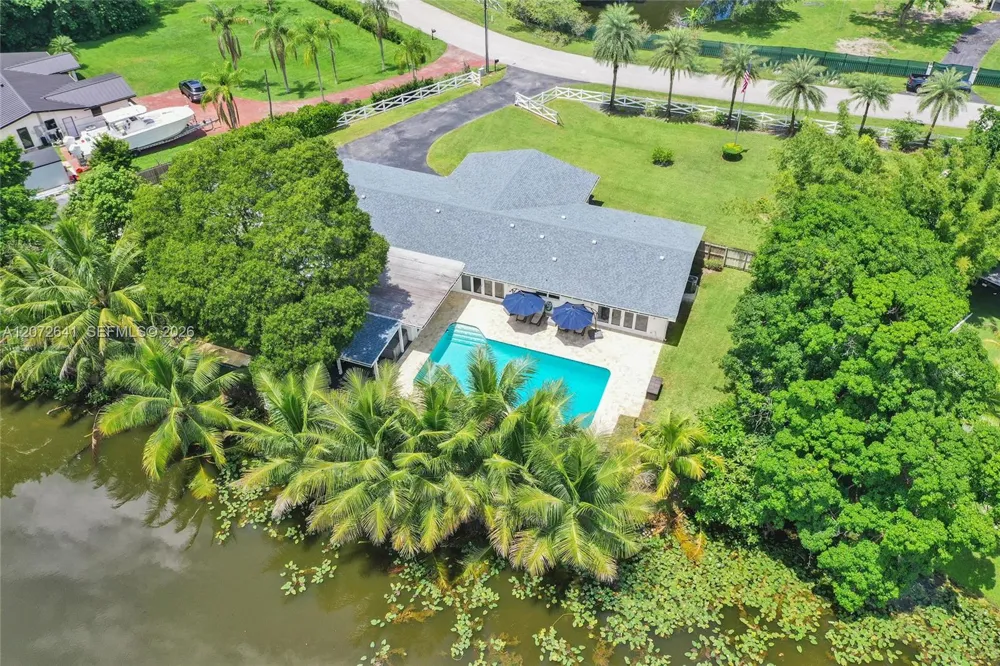 10880 SW 25th St Davie, FL 33324