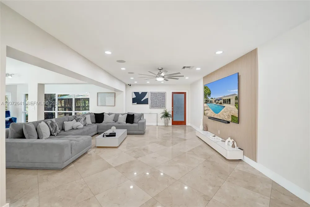 10880 SW 25th St Davie, FL 33324