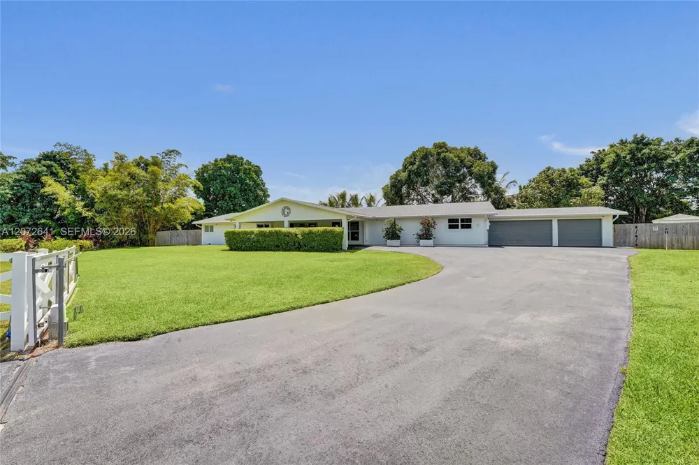 10880 SW 25th St Davie, FL 33324