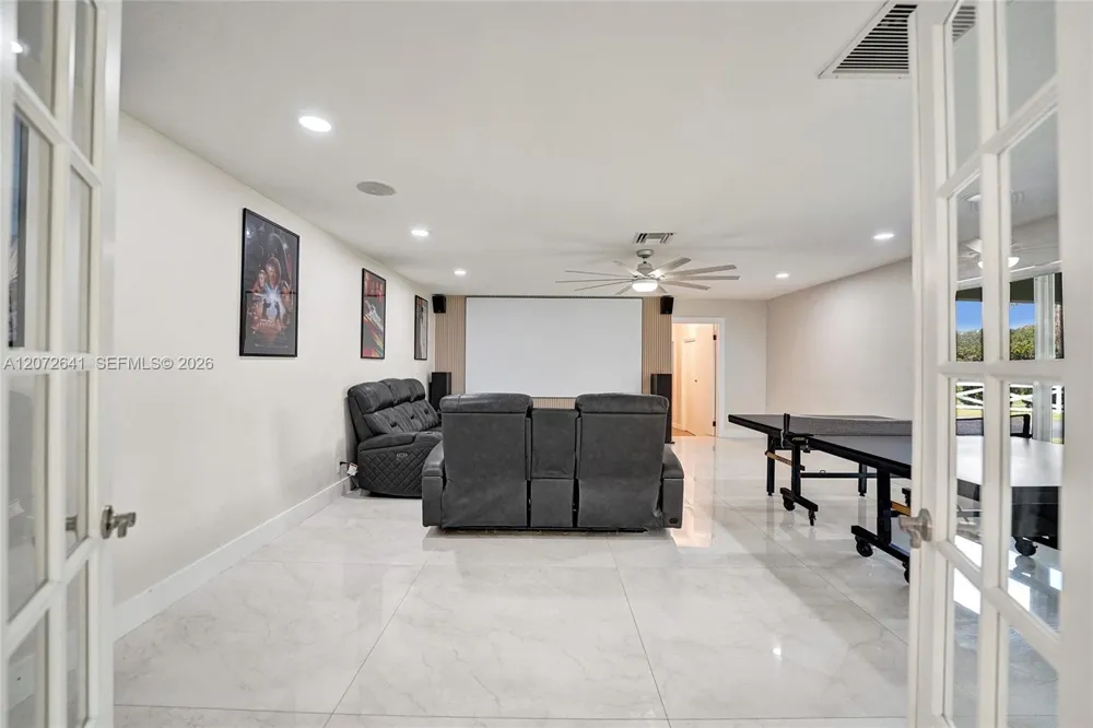 10880 SW 25th St Davie, FL 33324