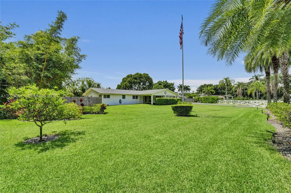 10880 SW 25th St Davie, FL 33324