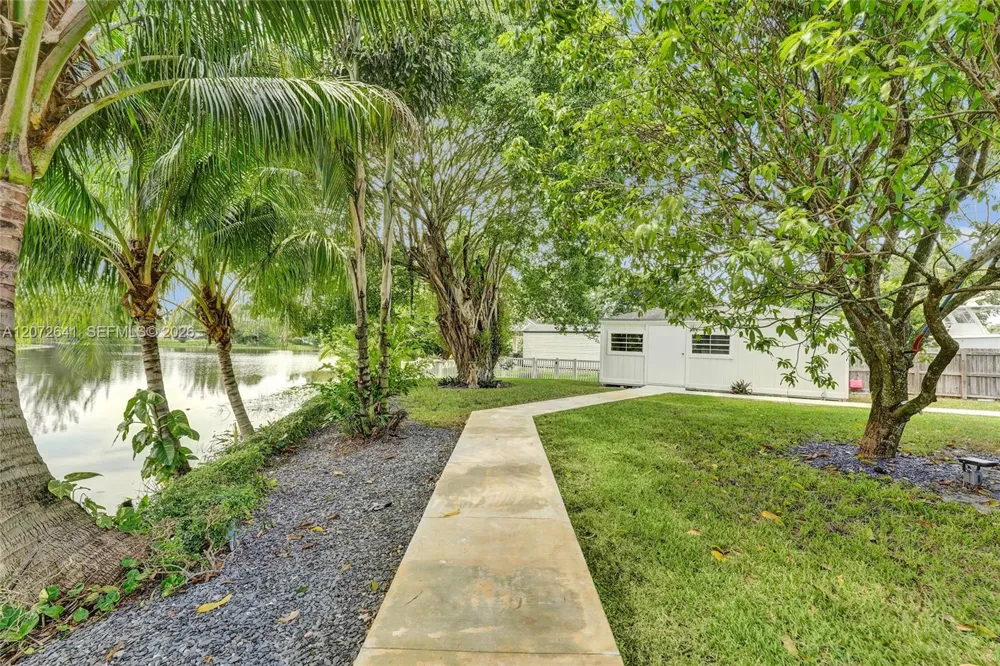 10880 SW 25th St Davie, FL 33324