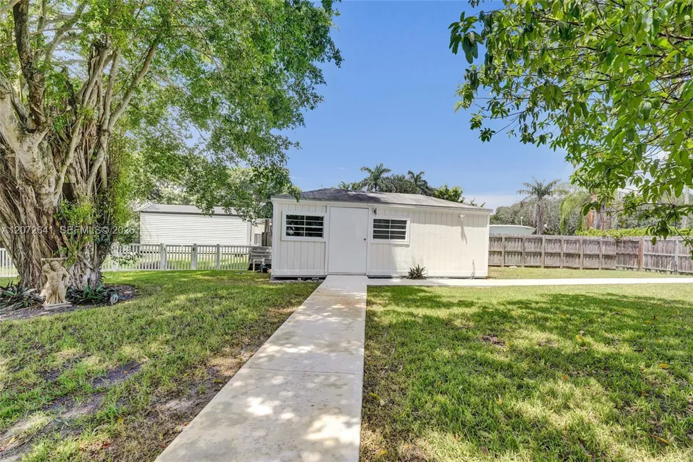 10880 SW 25th St Davie, FL 33324