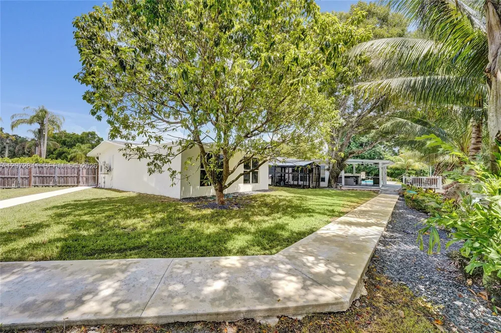 10880 SW 25th St Davie, FL 33324