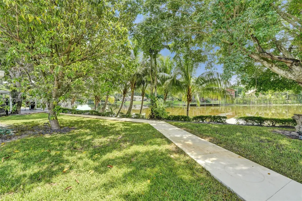 10880 SW 25th St Davie, FL 33324