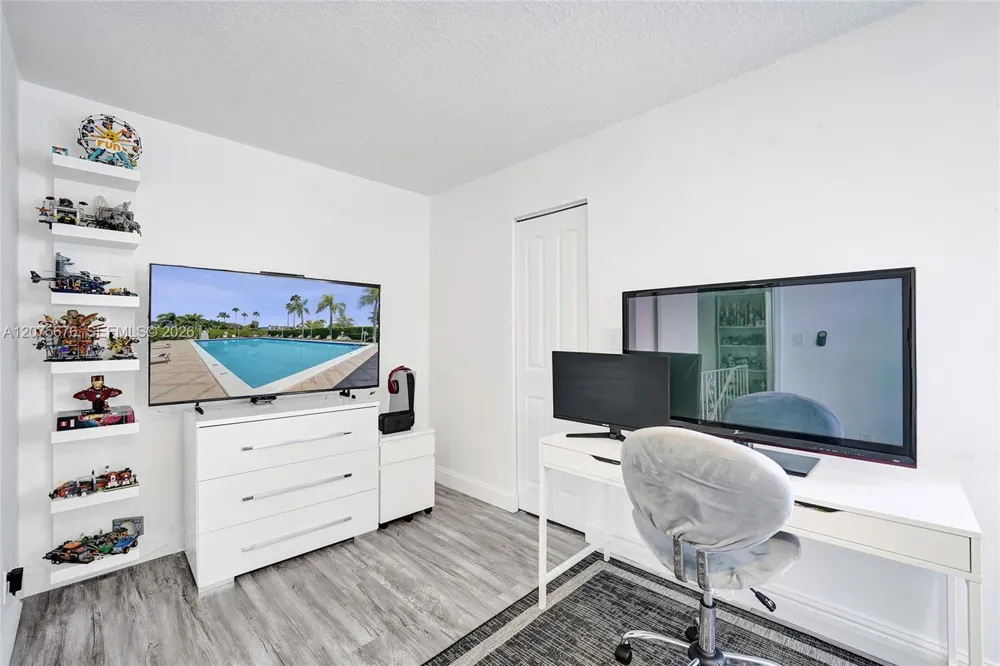 2716 NE 8th St #2716 Hallandale Beach, FL 33009