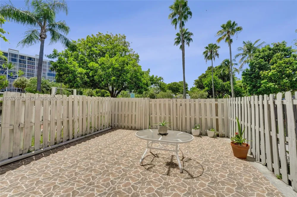 2716 NE 8th St #2716 Hallandale Beach, FL 33009