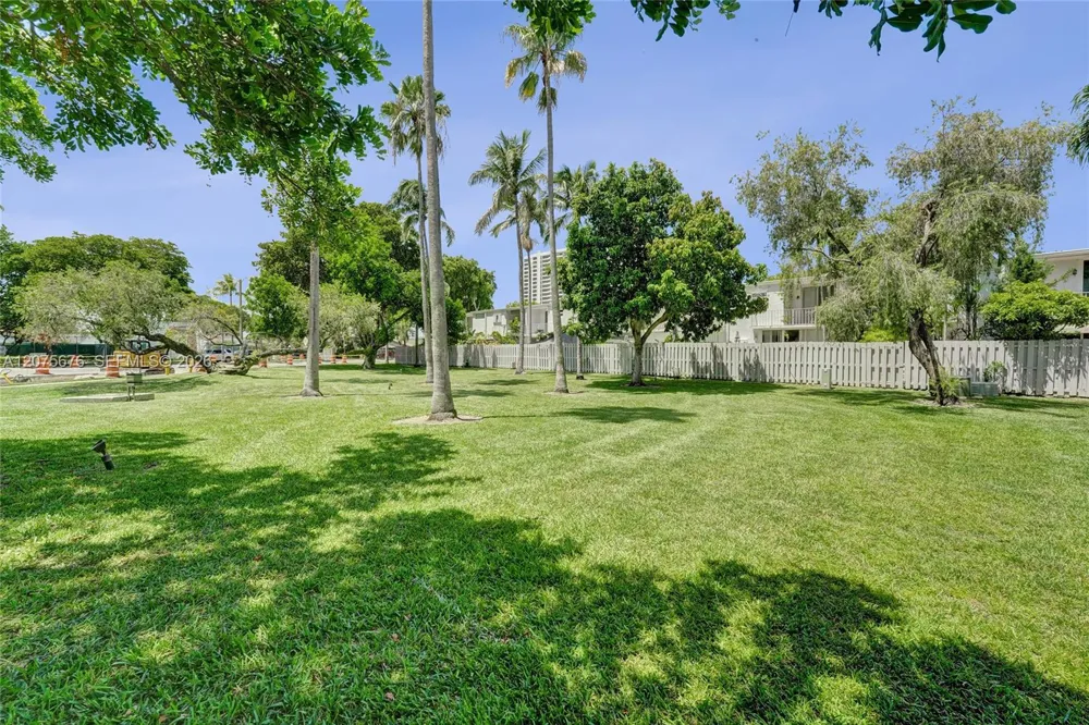2716 NE 8th St #2716 Hallandale Beach, FL 33009