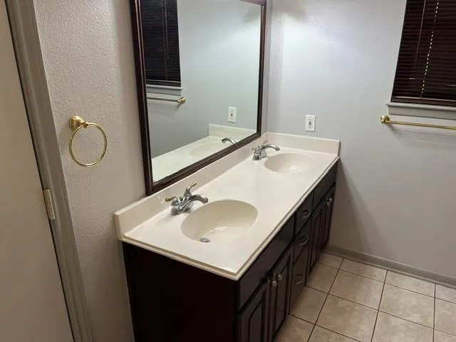 913 Cannan Drive Angleton, TX 77515
