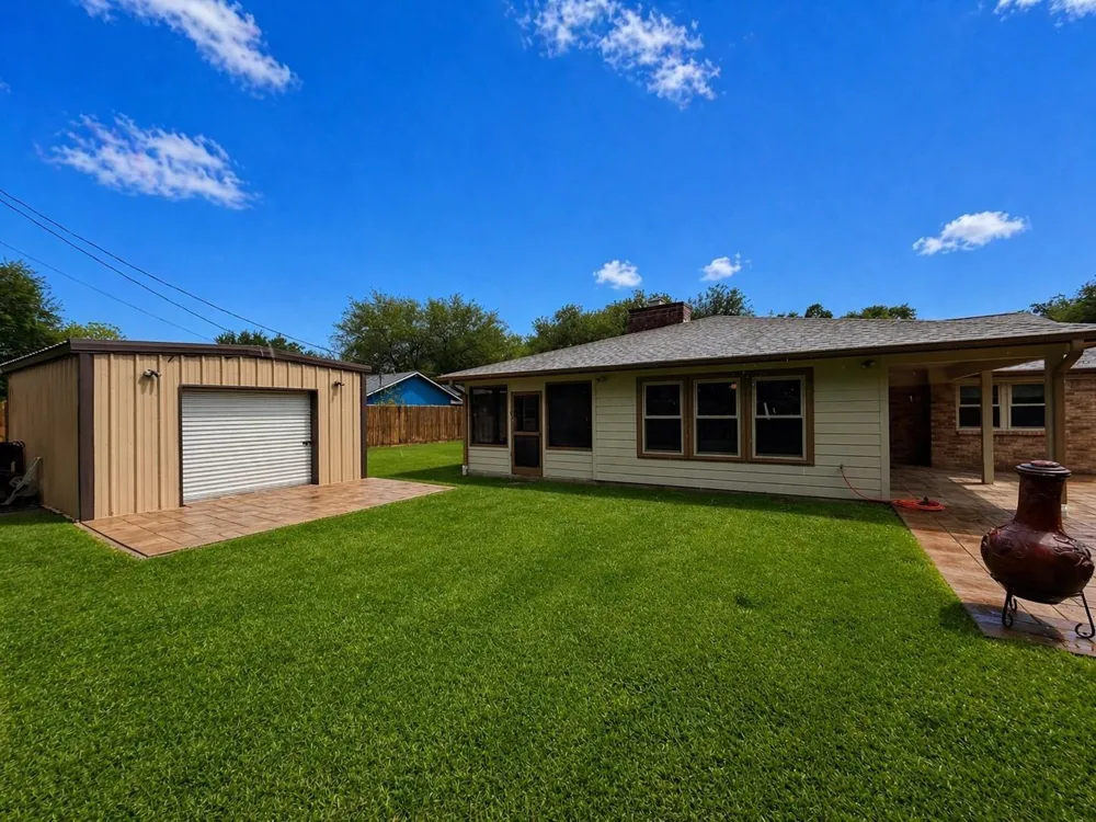 913 Cannan Drive Angleton, TX 77515