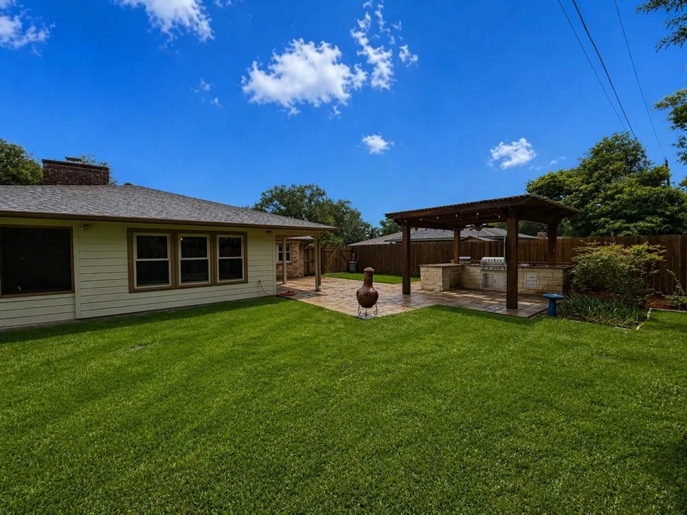 913 Cannan Drive Angleton, TX 77515