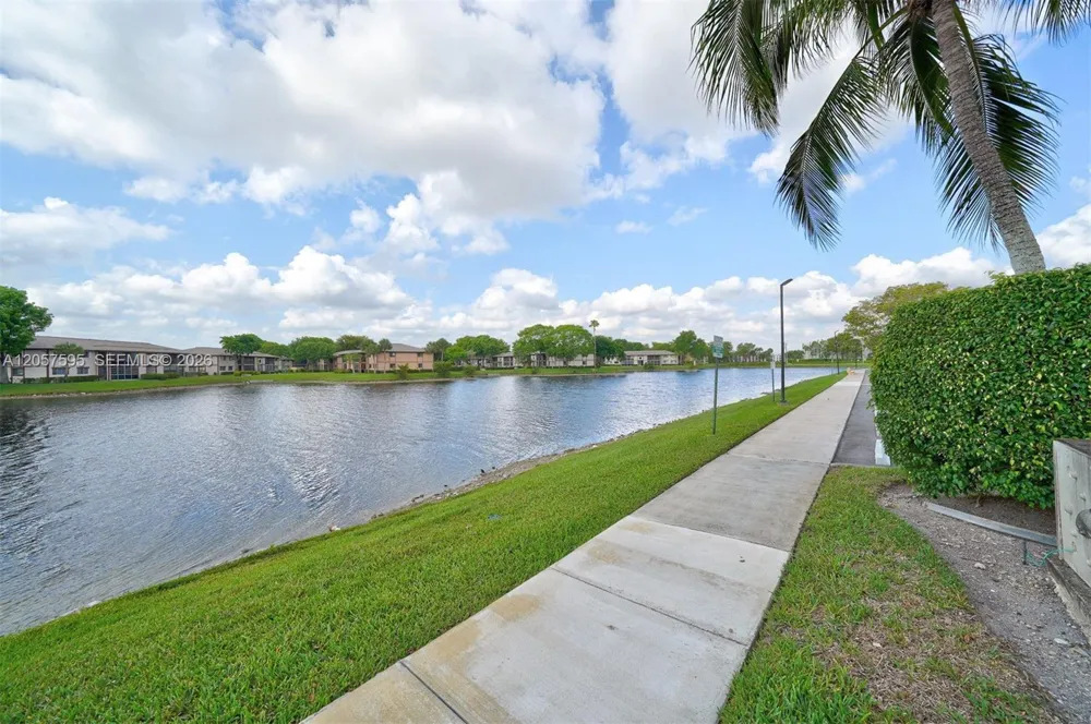 7449 Devon Dr #207 Tamarac, FL 33321