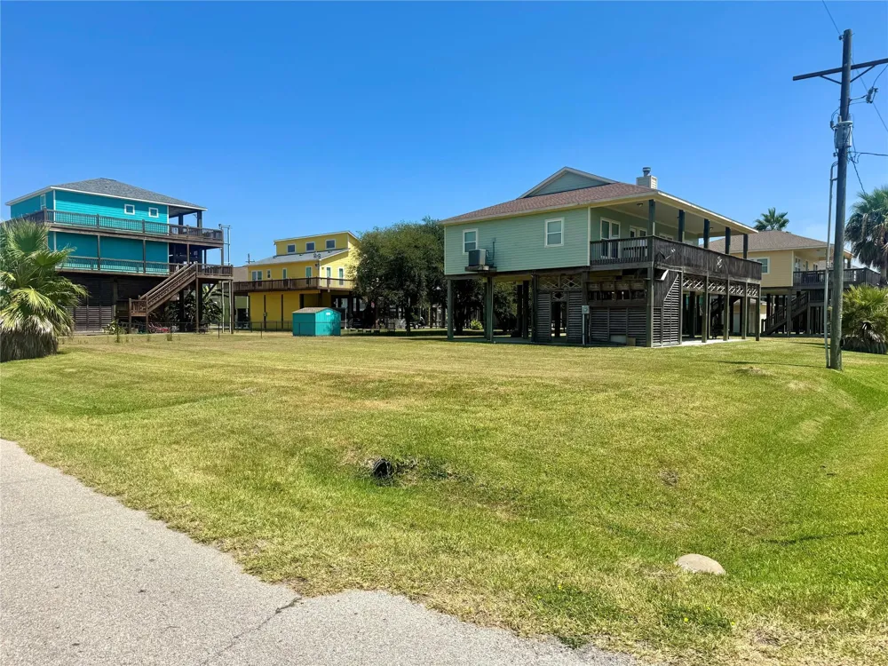 882 Gulfview Drive Crystal Beach, TX 77650