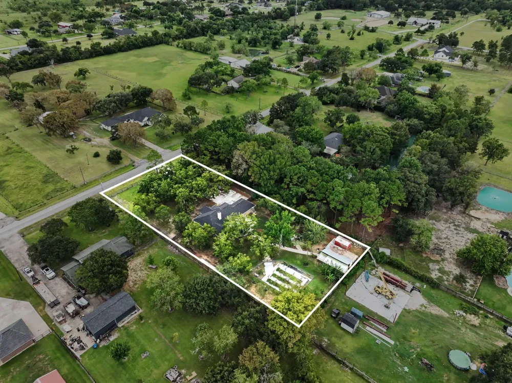 142 Happy Hollow Street Alvin, TX 77511