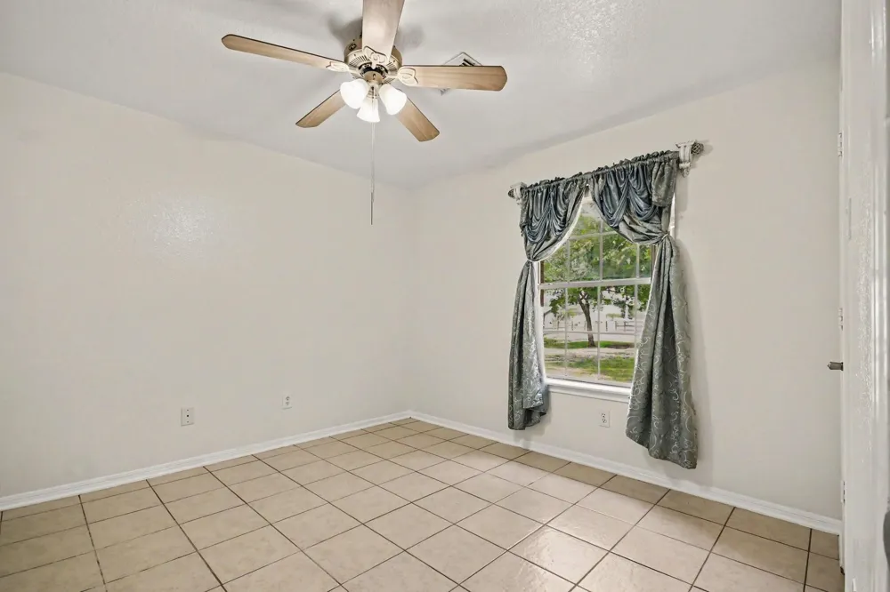 142 Happy Hollow Street Alvin, TX 77511