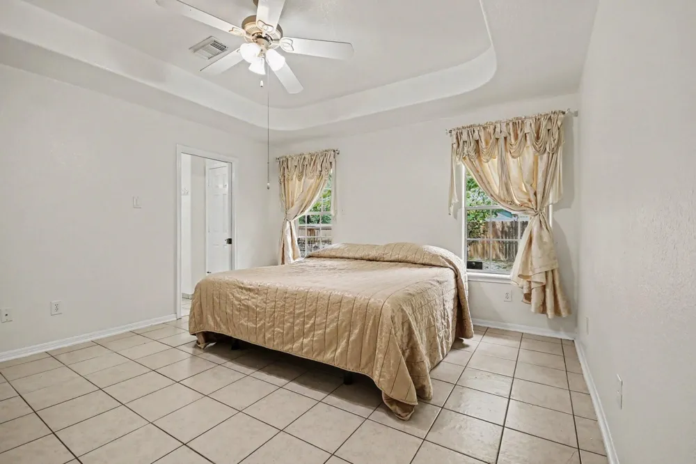 142 Happy Hollow Street Alvin, TX 77511